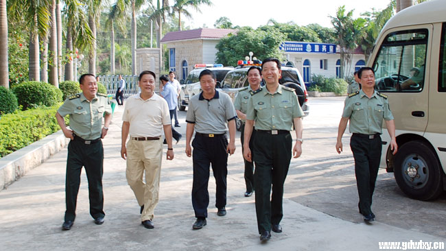 政委罗亚波,湛江陆军预备役高射炮旅旅长范新林,政委赵秀书,廉江市委