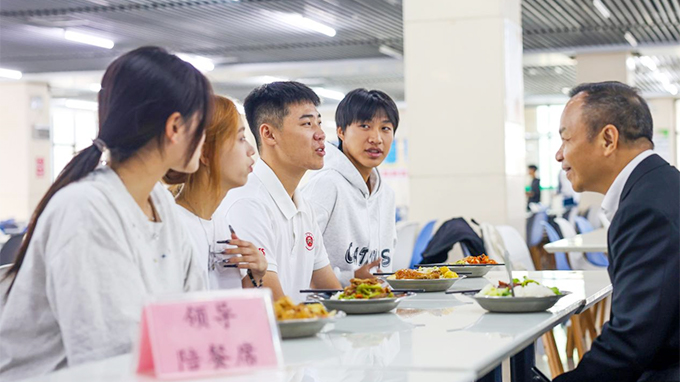 守护舌尖安全,倾听学子心声——我校开展“校长陪餐”暖心活动
