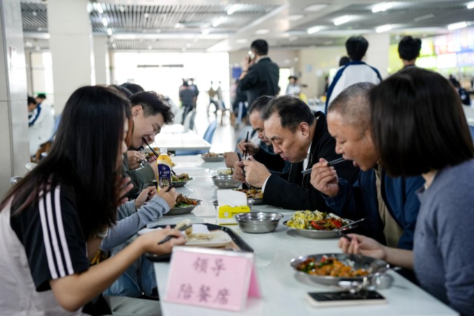 餐叙连心,情暖校园——刘春杰副书记带队陪餐倾听学子心声