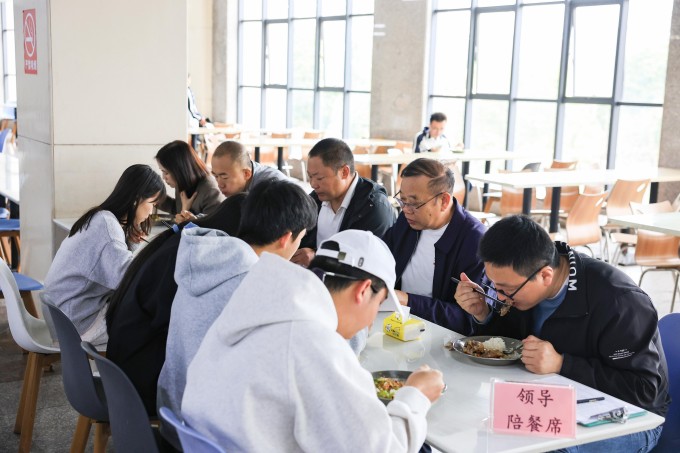 同桌共话,情暖校园——广东文理职业学院纪委书记王南福与学生共进午餐