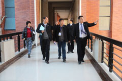 专家组参观学院实训大楼