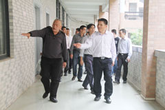 雷州市人大常委会副主任、市委办公室主任何培烈一行在学院院长齐凯琴教授的陪同下参观教学大楼
