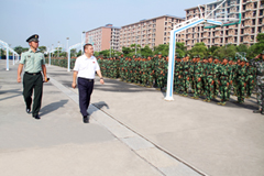 学院董事长、党委书记宣承志在军训团团长肖华辉中校的陪同下检阅军训方阵