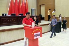 学院团委领导、老师带头捐款
