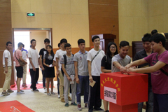 学生代表自发排起长队，踊跃捐款