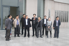 宣承志董事长向廉江市人大常委会领导介绍学院教学实训基地建设情况