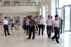 学院常务副院长李润教授向人大代表们介绍情况