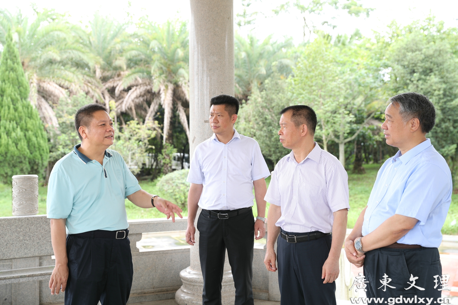 董事长宣承志向陈长寿将军介绍学院建设情况