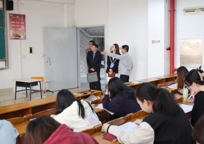 广东文理职业学院：校领导深入考场巡考指导期末考试工作