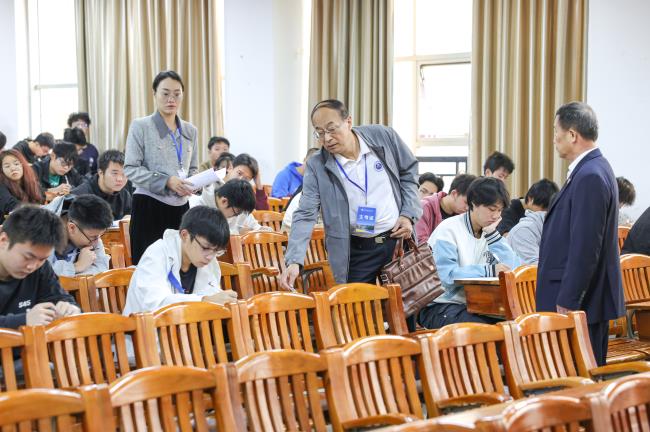 广东文理职业学院：校领导深入考场巡考指导期末考试工作
