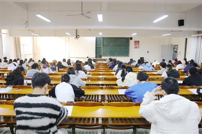 广东文理职业学院：校领导深入考场巡考指导期末考试工作