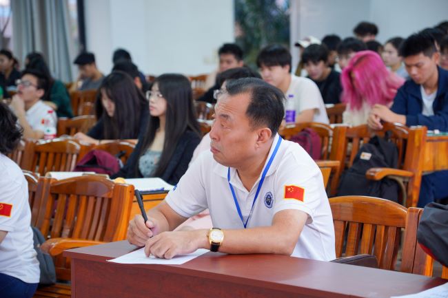 我校党委副书记刘春杰带队随堂听课