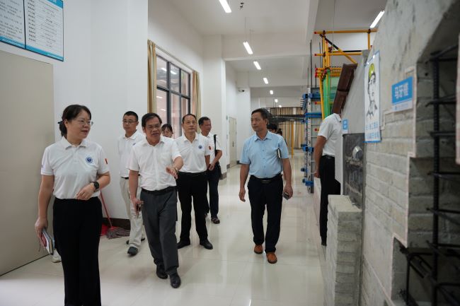 博白县职业中等专业学校副校长郑庆轰一行到我校交流