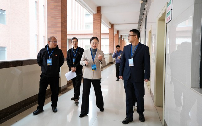 开学第一日校领导深入课堂检查教学工作