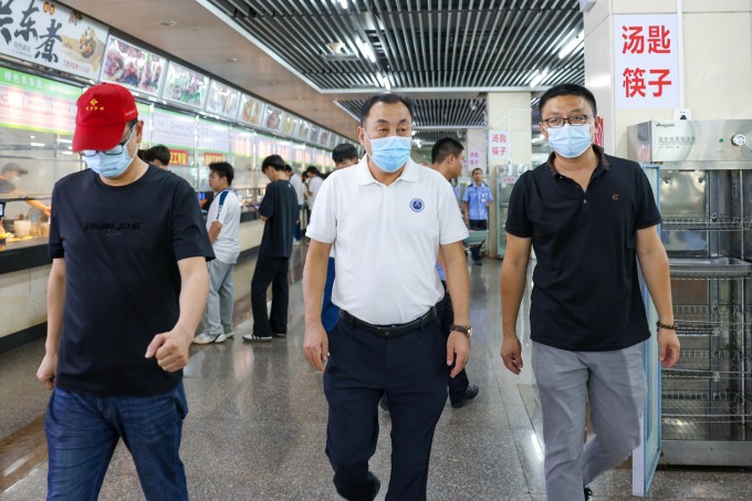 以“陪”促管,以“餐”连心:校领导与学生同餐共话食品安全