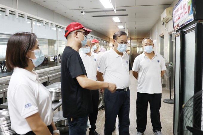 筑牢安全防线——校领导深入一线检查开学准备工作