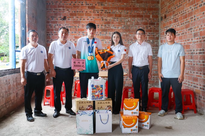 世界冠军载誉归来,广东文理职业学院为廉江健儿喝彩!