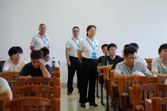 学校领导深入教学一线开展新学期巡课检查