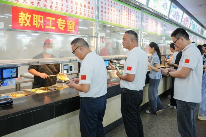 校领导陪餐:守护舌尖安全 倾听学子心声