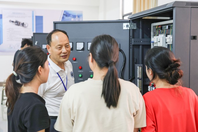 校领导深入科技实训中心听课,指导理实一体化教学