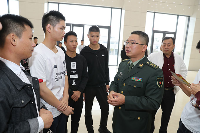 优秀退役大学生士兵讲传奇经历激起从军热——广东省优秀退役大学生士兵典型宣讲活动专场在学院举行