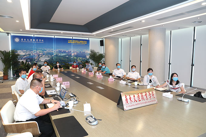 学院组织党员干部收看“最美抗疫英雄”事迹报告会